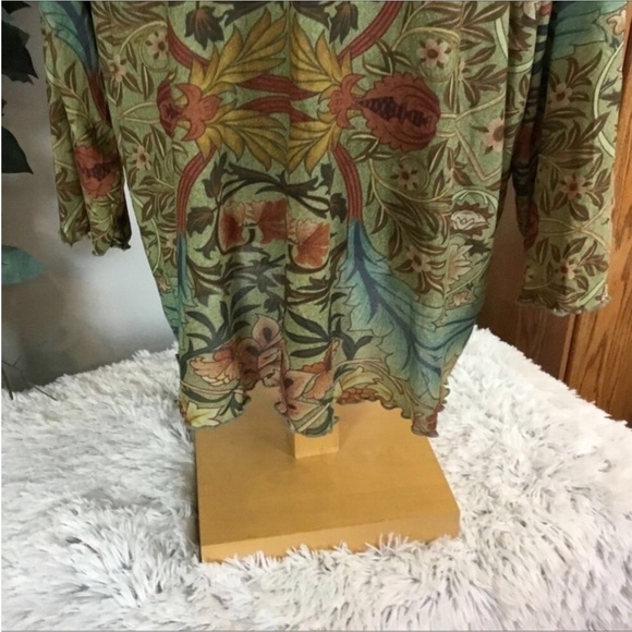 AVENUE blouse Woman’s size 30/32 lettuce edge hem red green embellishment - Picture 2 of 16